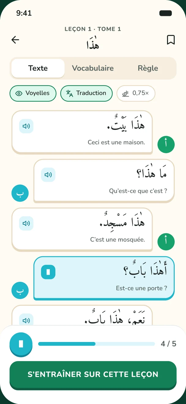 Écran de lecture : dialogue de la leçon 1 en arabe vocalisé, avec traduction et lecteur audio.
